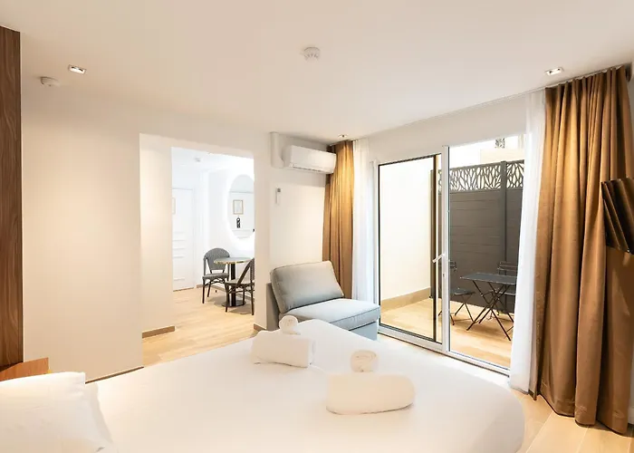 Hotel Les Tour Eiffel Paris